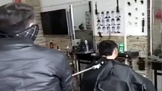 कोरोना: चीन में 4 फीट दूर से बाल काट रहे हैं नाई, ये दिया नाम