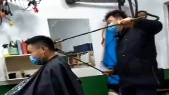 कोरोना: चीन में 4 फीट दूर से बाल काट रहे हैं नाई, ये दिया नाम