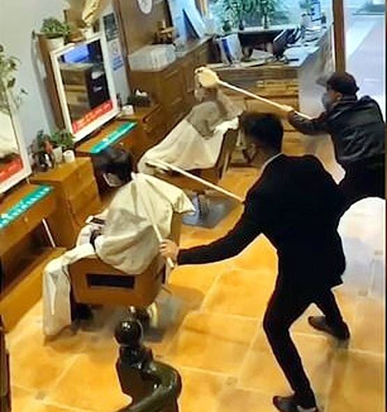 कोरोना: चीन में 4 फीट दूर से बाल काट रहे हैं नाई, ये दिया नाम