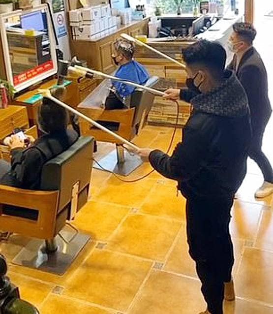 कोरोना: चीन में 4 फीट दूर से बाल काट रहे हैं नाई, ये दिया नाम