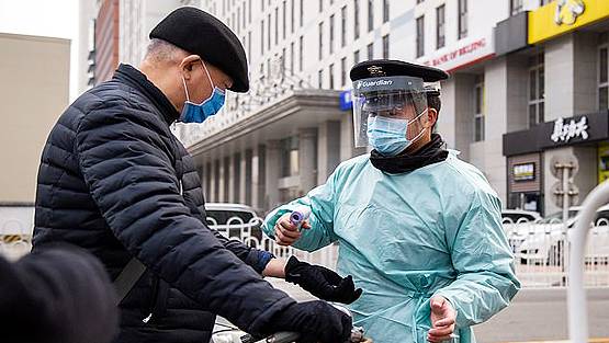 कोरोना: चीन में 4 फीट दूर से बाल काट रहे हैं नाई, ये दिया नाम