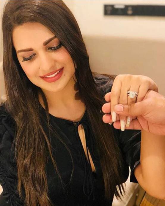 हिमांशी खुराना-आसिम रियाज की हुई सगाई? एक्ट्रेस ने फ्लॉन्ट की डायमंड रिंग