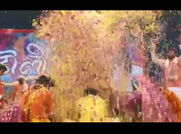 होली पर कोरोना का असर, बृज में रंगों की जगह उड़े गुलाब के फूल