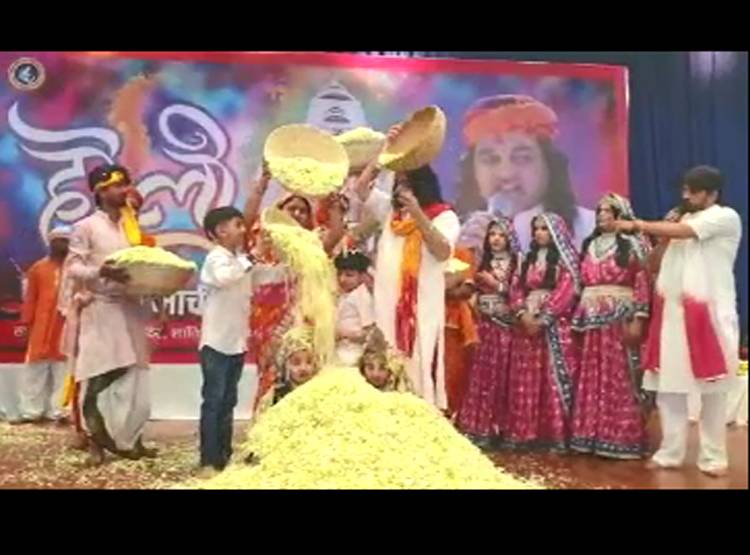 होली पर कोरोना का असर, बृज में रंगों की जगह उड़े गुलाब के फूल