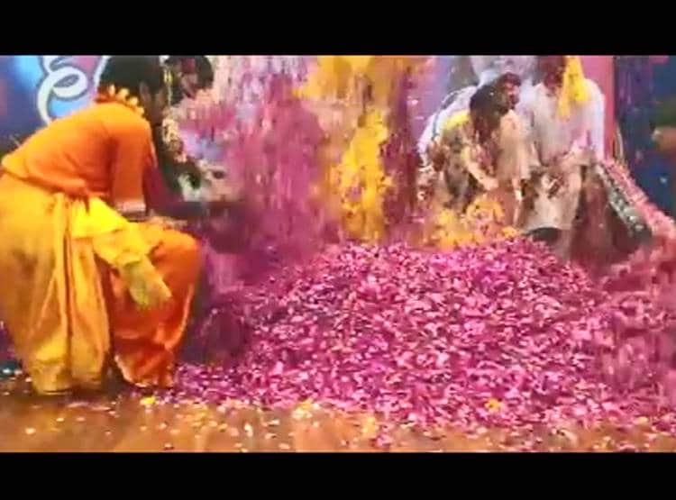 होली पर कोरोना का असर, बृज में रंगों की जगह उड़े गुलाब के फूल