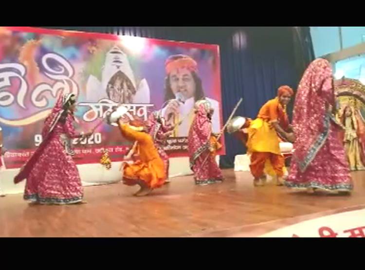 होली पर कोरोना का असर, बृज में रंगों की जगह उड़े गुलाब के फूल