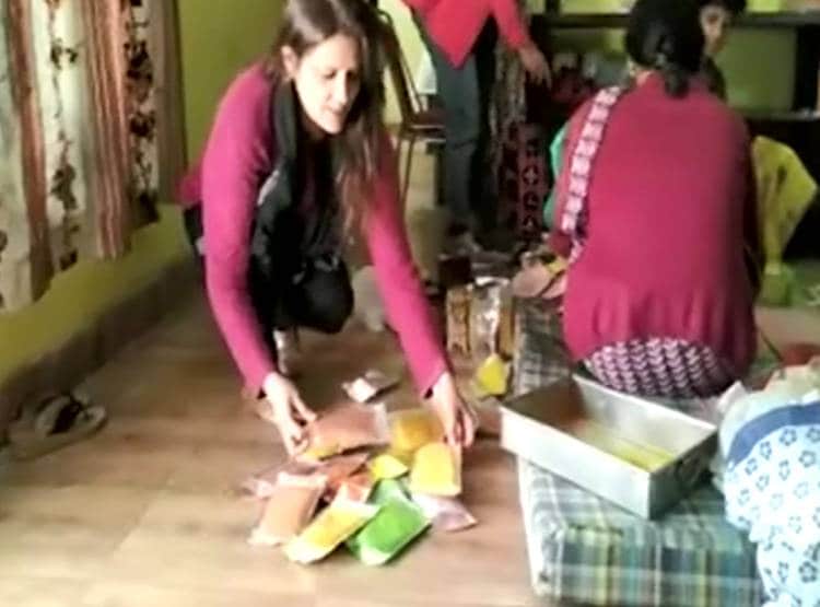 रसोई की चीजों से तैयार हो रहा हर्बल रंग, द‍िल्ली-मुंबई तक में मांग