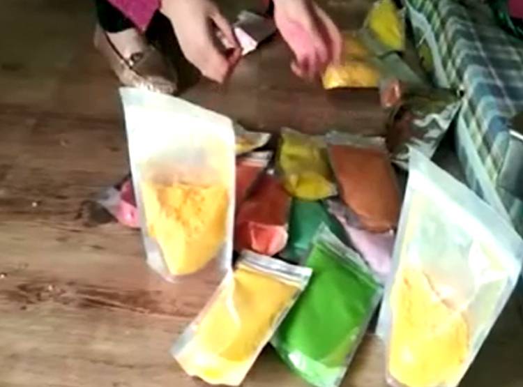 रसोई की चीजों से तैयार हो रहा हर्बल रंग, द‍िल्ली-मुंबई तक में मांग