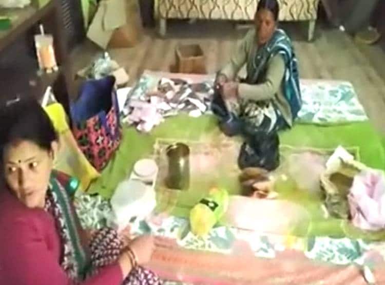 रसोई की चीजों से तैयार हो रहा हर्बल रंग, द‍िल्ली-मुंबई तक में मांग