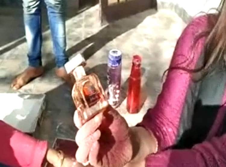 रसोई की चीजों से तैयार हो रहा हर्बल रंग, द‍िल्ली-मुंबई तक में मांग