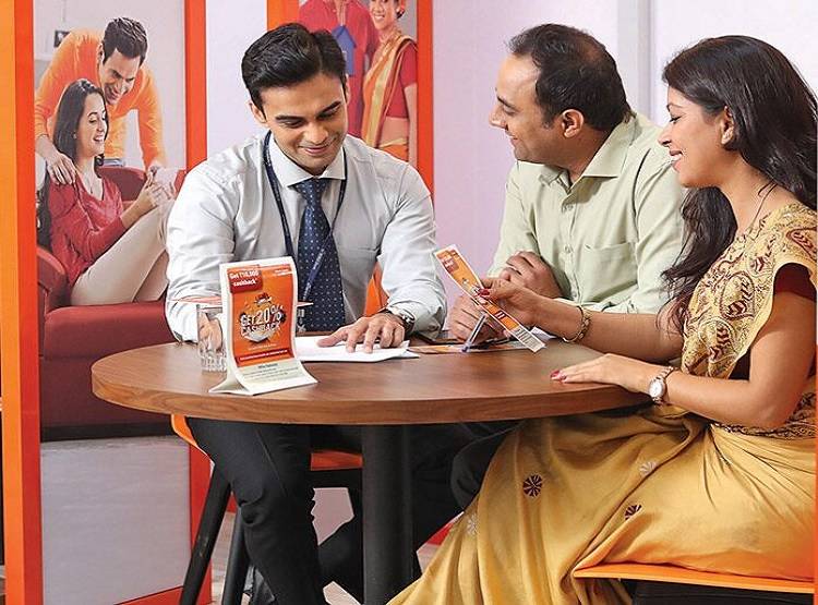 कोरोना : ICICI बैंक का फैसला, ग्राहकों को घर बैठे मिलेंगी 500 सुविधाएं