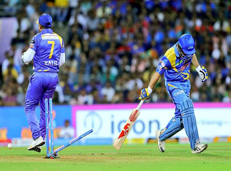 इरफान ने जड़े ऐसे छक्के, आसमान की तरफ देखते रह गए सचिन