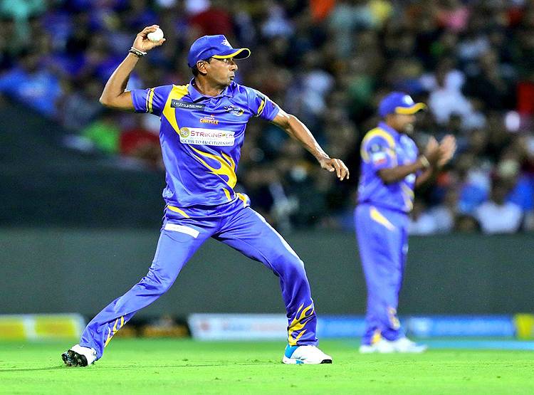 इरफान ने जड़े ऐसे छक्के, आसमान की तरफ देखते रह गए सचिन