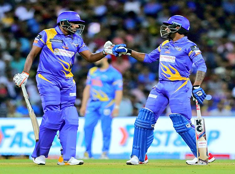 इरफान ने जड़े ऐसे छक्के, आसमान की तरफ देखते रह गए सचिन