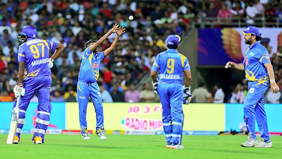 इरफान ने जड़े ऐसे छक्के, आसमान की तरफ देखते रह गए सचिन