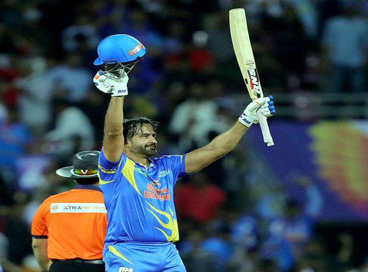 इरफान ने जड़े ऐसे छक्के, आसमान की तरफ देखते रह गए सचिन