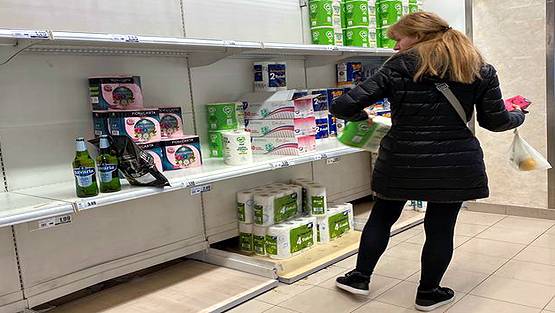 कोरोना: चीन में 4 फीट दूर से बाल काट रहे हैं नाई, ये दिया नाम