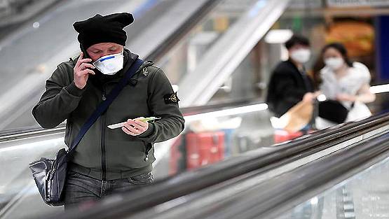 कोरोना का डरः एक देश में किसिंग पर तो दूसरे में सार्वजनिक पूजा पर बैन