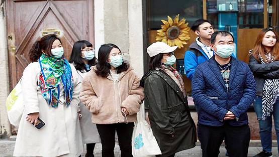 कोरोना का डरः एक देश में किसिंग पर तो दूसरे में सार्वजनिक पूजा पर बैन