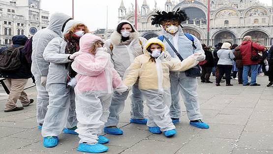 कोरोना का डरः एक देश में किसिंग पर तो दूसरे में सार्वजनिक पूजा पर बैन