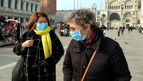 कोरोना का डरः एक देश में किसिंग पर तो दूसरे में सार्वजनिक पूजा पर बैन