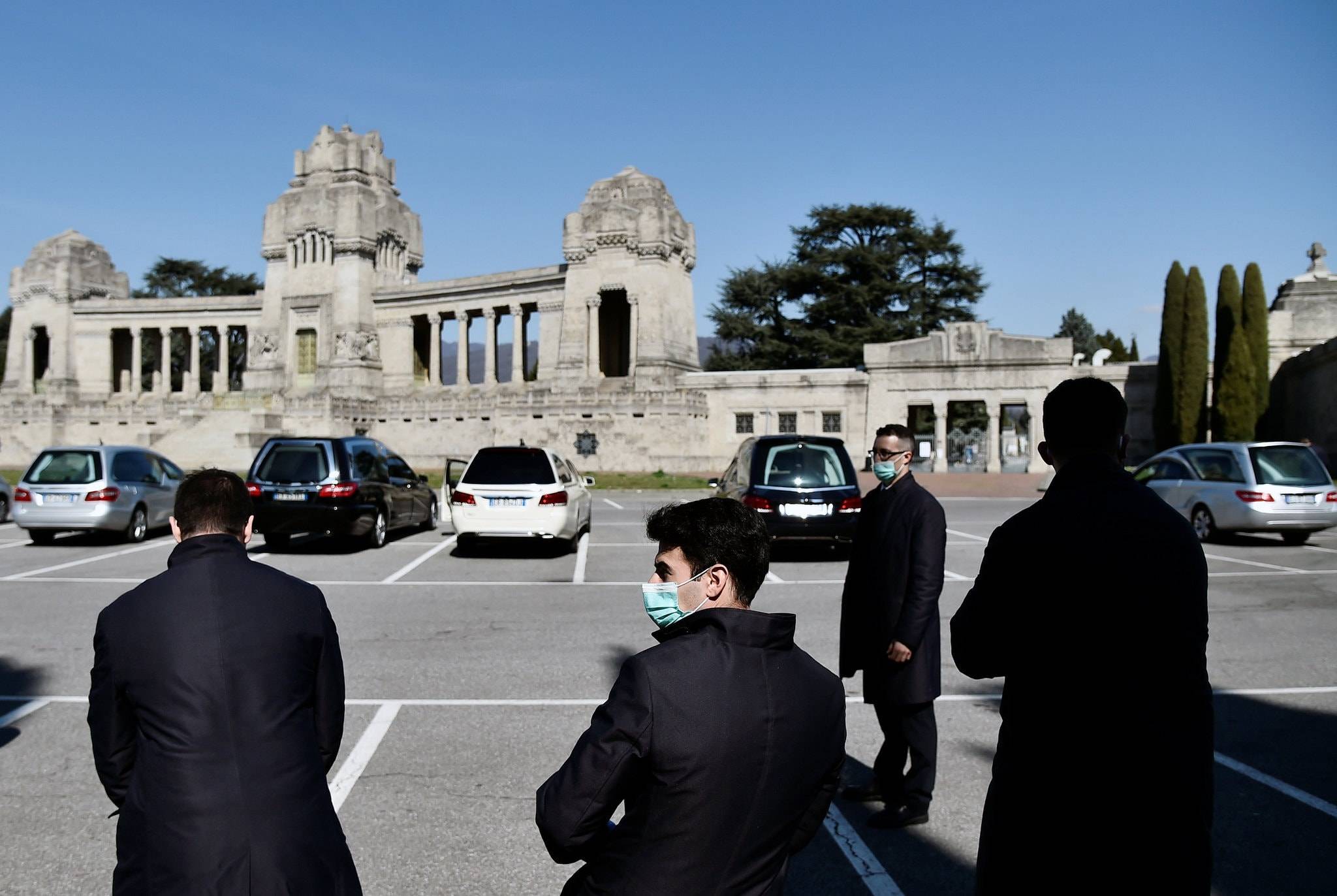 घरों में ताबूत, दफनाने की जगह नहीं, कोरोना से यहां ऐसे हैं हालात