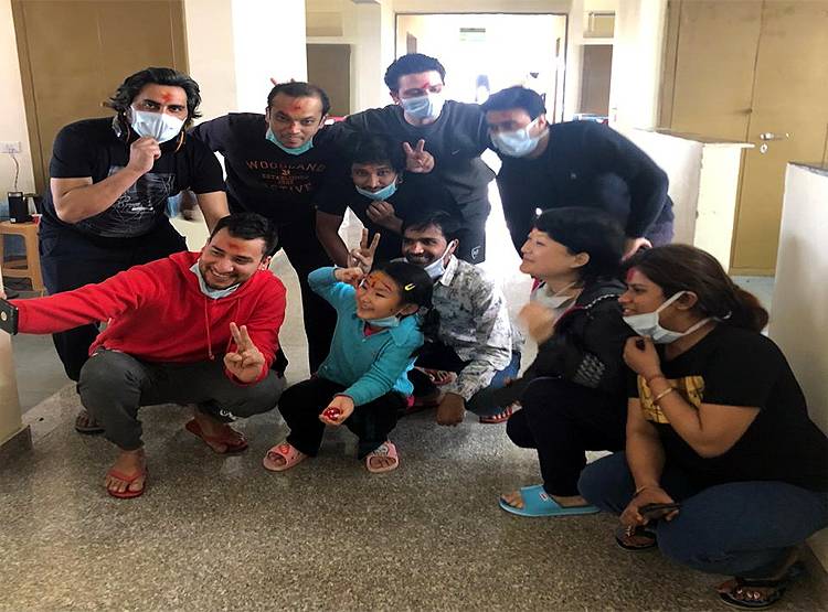 कोरोनाः दिल्ली के क्वारंटीन सेंटर में ऐसे मनाई गई होली, देखिए तस्वीरें