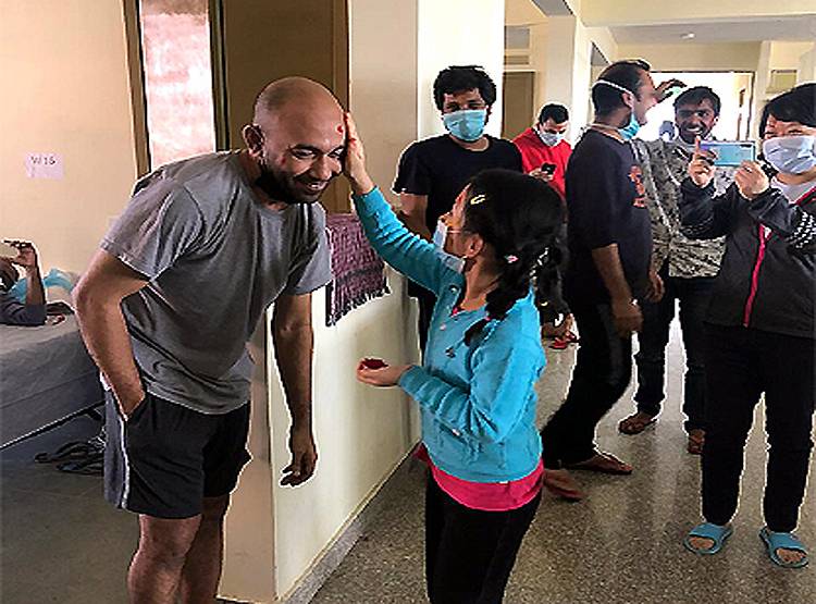 कोरोनाः दिल्ली के क्वारंटीन सेंटर में ऐसे मनाई गई होली, देखिए तस्वीरें