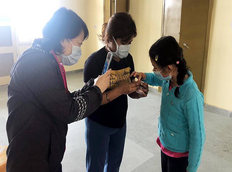 कोरोनाः दिल्ली के क्वारंटीन सेंटर में ऐसे मनाई गई होली, देखिए तस्वीरें