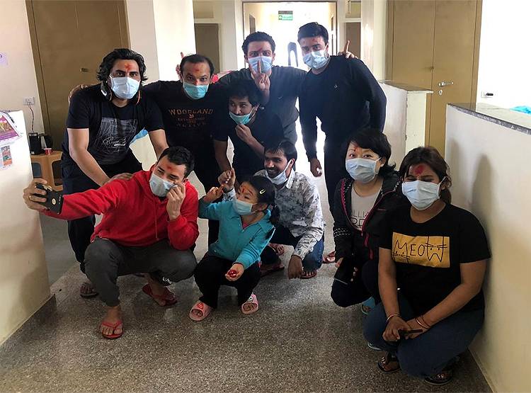 कोरोनाः दिल्ली के क्वारंटीन सेंटर में ऐसे मनाई गई होली, देखिए तस्वीरें