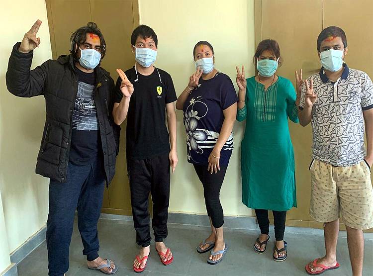 कोरोनाः दिल्ली के क्वारंटीन सेंटर में ऐसे मनाई गई होली, देखिए तस्वीरें