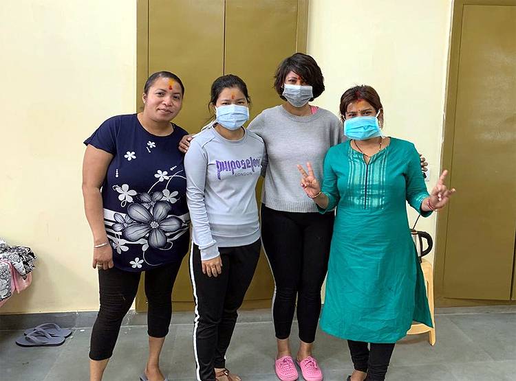 कोरोनाः दिल्ली के क्वारंटीन सेंटर में ऐसे मनाई गई होली, देखिए तस्वीरें