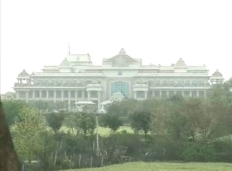 आधी रात में शिफ्टिंग, CID का पहरा...अपने विधायकों को ऐसे बचा रही है BJP