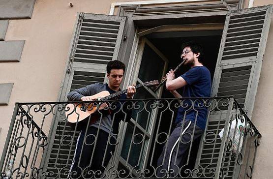 घरों में ताबूत, दफनाने की जगह नहीं, कोरोना से यहां ऐसे हैं हालात