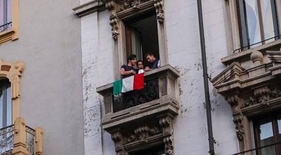 घरों में ताबूत, दफनाने की जगह नहीं, कोरोना से यहां ऐसे हैं हालात