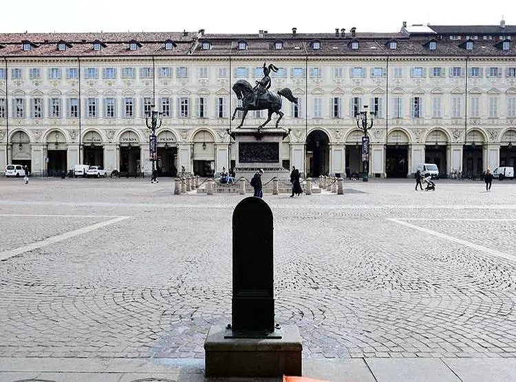 घरों में ताबूत, दफनाने की जगह नहीं, कोरोना से यहां ऐसे हैं हालात