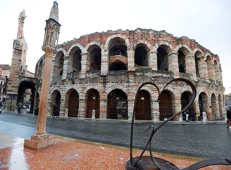 घरों में ताबूत, दफनाने की जगह नहीं, कोरोना से यहां ऐसे हैं हालात