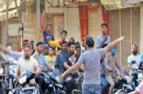 थाली बजाने के जोश में तोड़ा जनता कर्फ्यू, जुलूस में सड़कों पर उतरे लोग