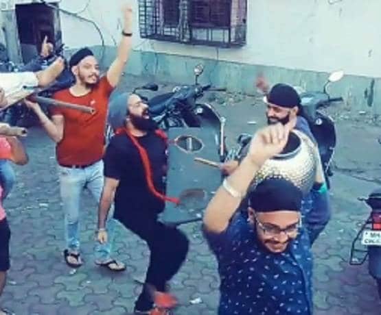 थाली बजाने के जोश में तोड़ा जनता कर्फ्यू, जुलूस में सड़कों पर उतरे लोग