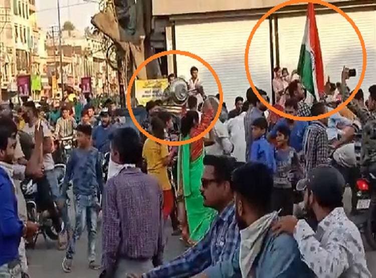 थाली बजाने के जोश में तोड़ा जनता कर्फ्यू, जुलूस में सड़कों पर उतरे लोग