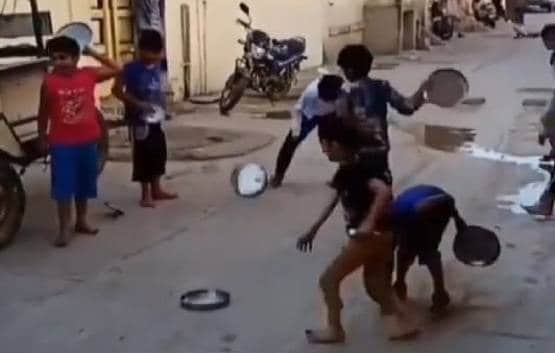 थाली बजाने के जोश में तोड़ा जनता कर्फ्यू, जुलूस में सड़कों पर उतरे लोग