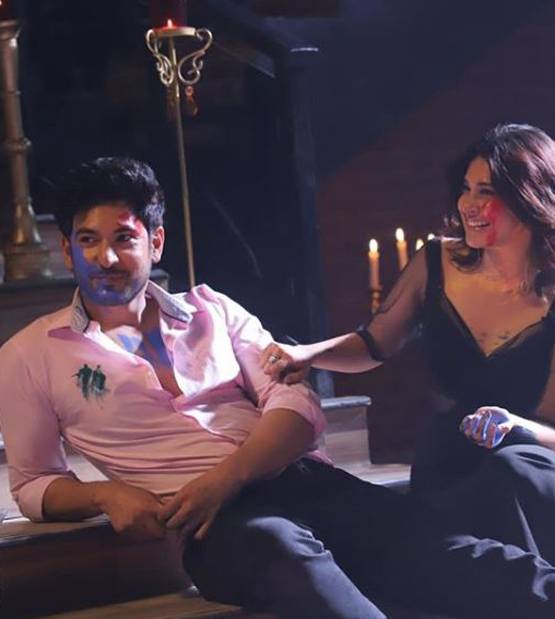 होली पर रोमांट‍िक हुए जेनिफर-श‍िविन, बेहद 2 के सेट से सामने आई फोटो