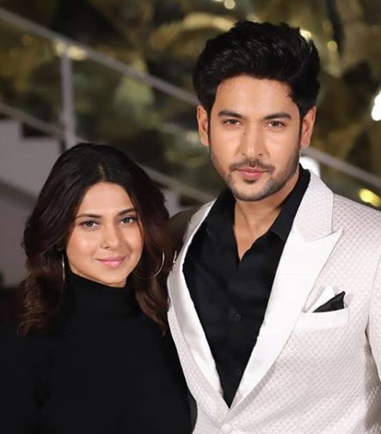 होली पर रोमांट‍िक हुए जेनिफर-श‍िविन, बेहद 2 के सेट से सामने आई फोटो