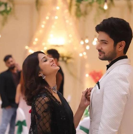 होली पर रोमांट‍िक हुए जेनिफर-श‍िविन, बेहद 2 के सेट से सामने आई फोटो