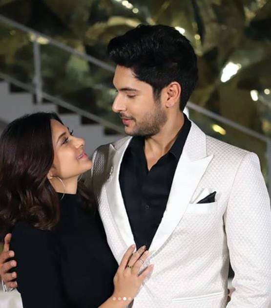 होली पर रोमांट‍िक हुए जेनिफर-श‍िविन, बेहद 2 के सेट से सामने आई फोटो