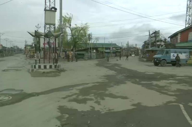 कोरोना से जंग में देशभर की सड़कें सूनी, दिल्ली के दिल में कबूतरों का डेरा!