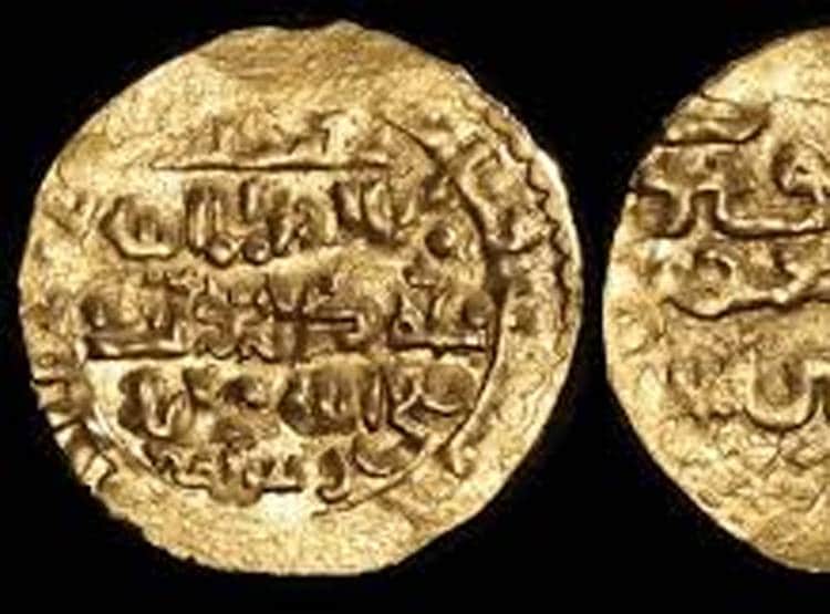 समुद्र किनारे कबाड़ में युवकों को मिला खजाना, एक झटके में हो गए मालामाल