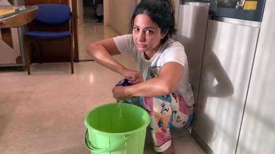 छुट्टी पर मेड, घर में बर्तन धो रहे, झाड़ू लगा रहे आपके चहेते स्टार्स