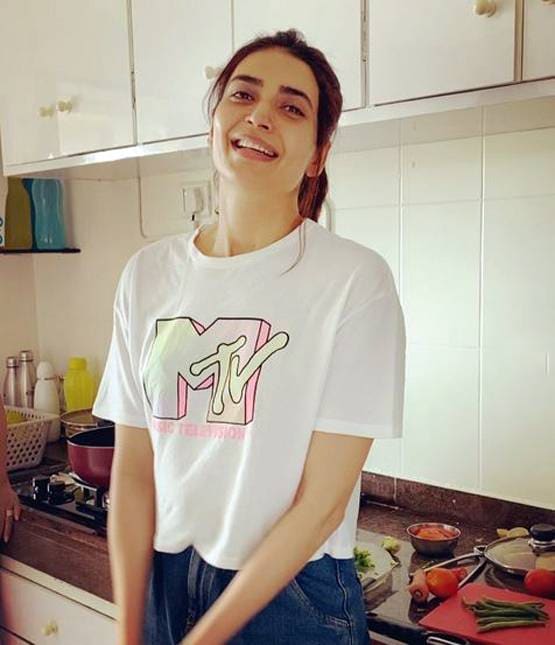 छुट्टी पर मेड, घर में बर्तन धो रहे, झाड़ू लगा रहे आपके चहेते स्टार्स