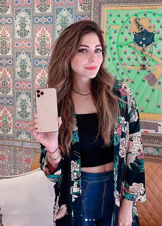 कोरोना पर क्या झूठ बोल रही हैं कनिका? सिंगर पर इन बातों से उठ रहे सवाल